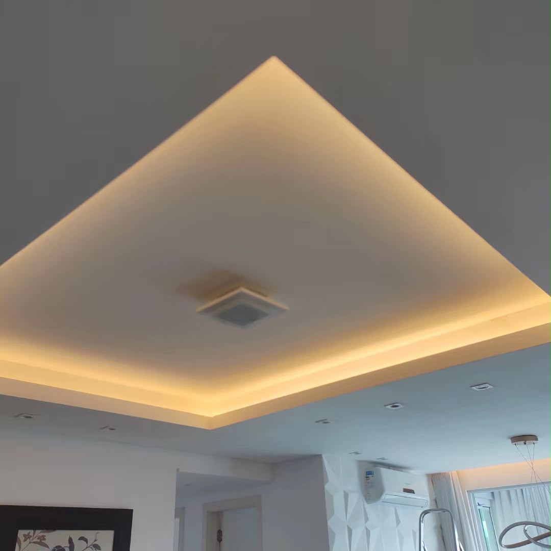 Forro de gesso com sanca iluminada em LED e spots embutidos